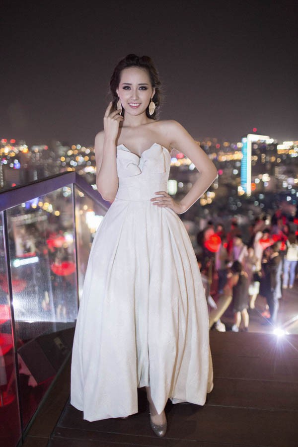 Mai Phương Thúy gợi cảm trên tầng cao Sài Gòn - ảnh 12